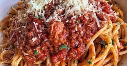 Pasta with ground beef and cheddar cheese